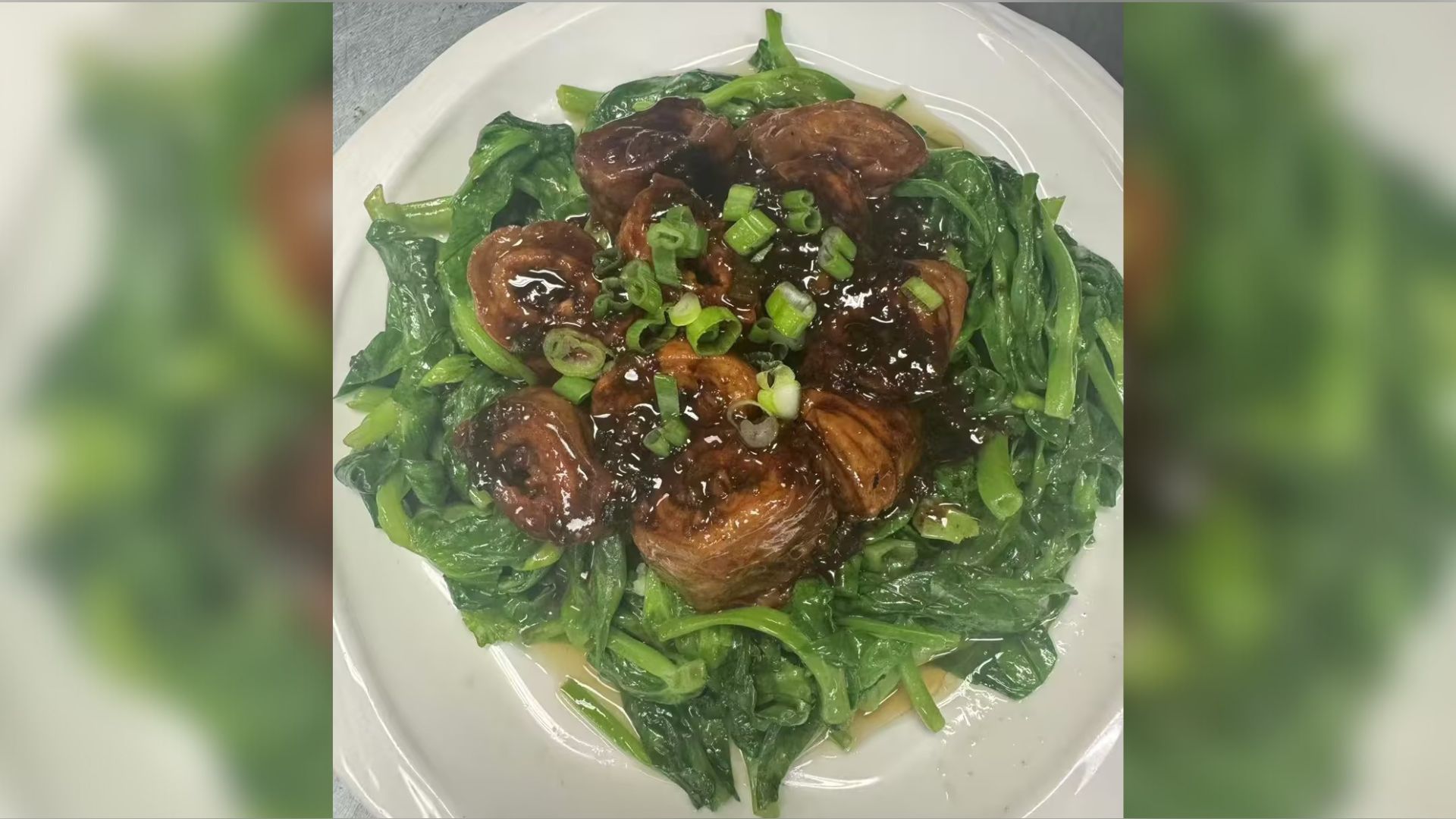Sauteed Pea Shoots with Pork Intestine-豆苗圈子