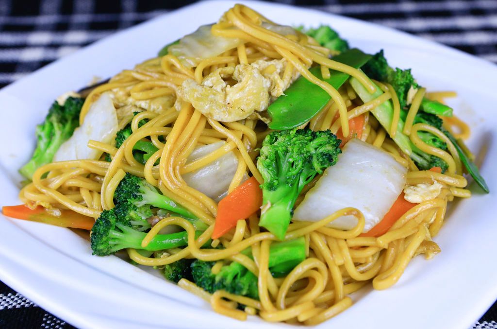 R13. Vegetable Lo Mein R13. 素捞面